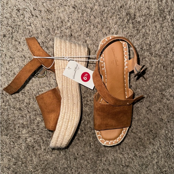 Universal Thread Shoes - Universal threads wedges NWT size 6.5